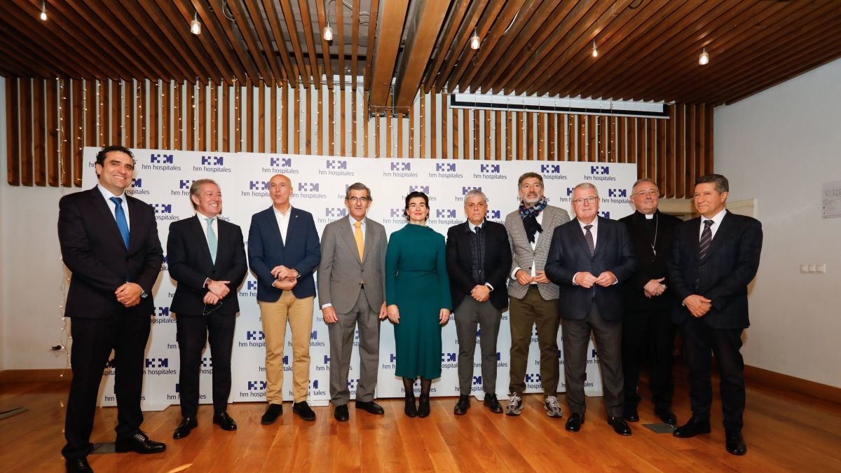 El presidente del grupo HM Hospitales (en el centro) y el director territorial (primero por la izquierda) junto a autoridades de la provincia.