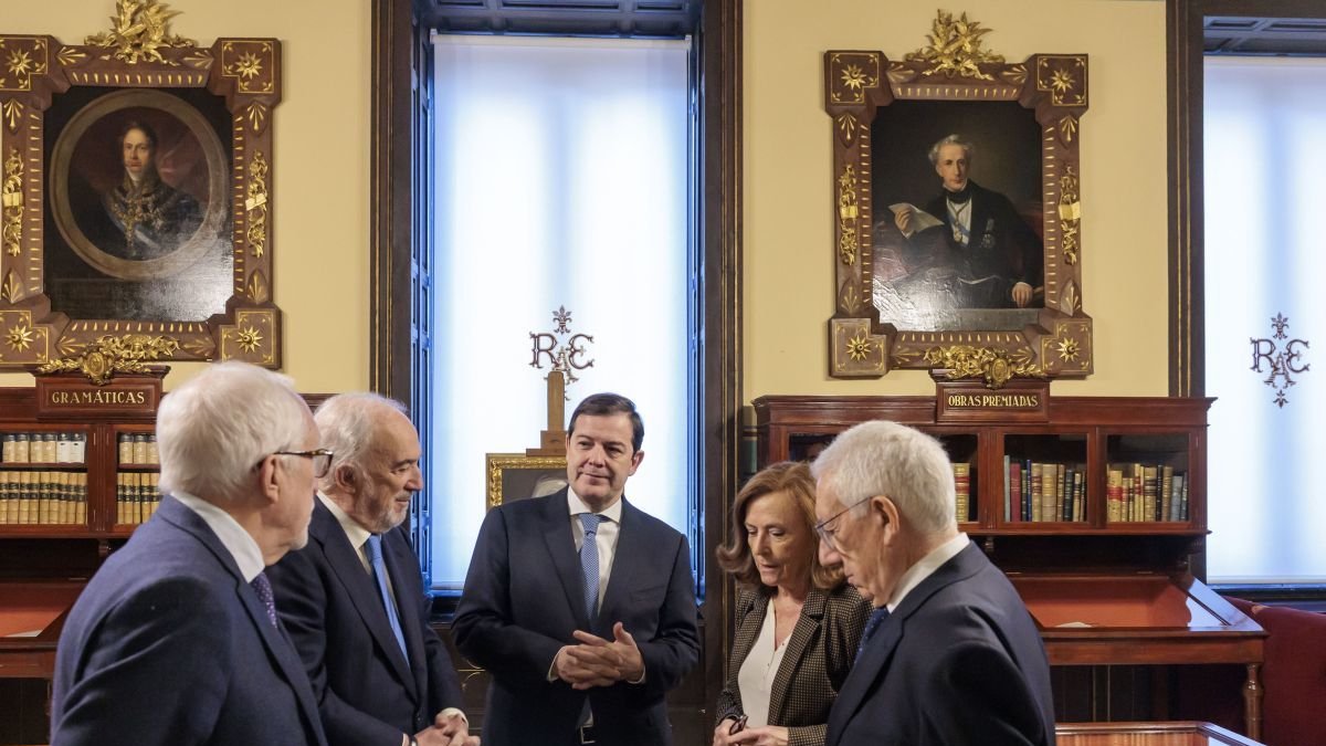 El académico leonés Luis Mateo Díez, a la izquierda, y Mañueco en el centro.