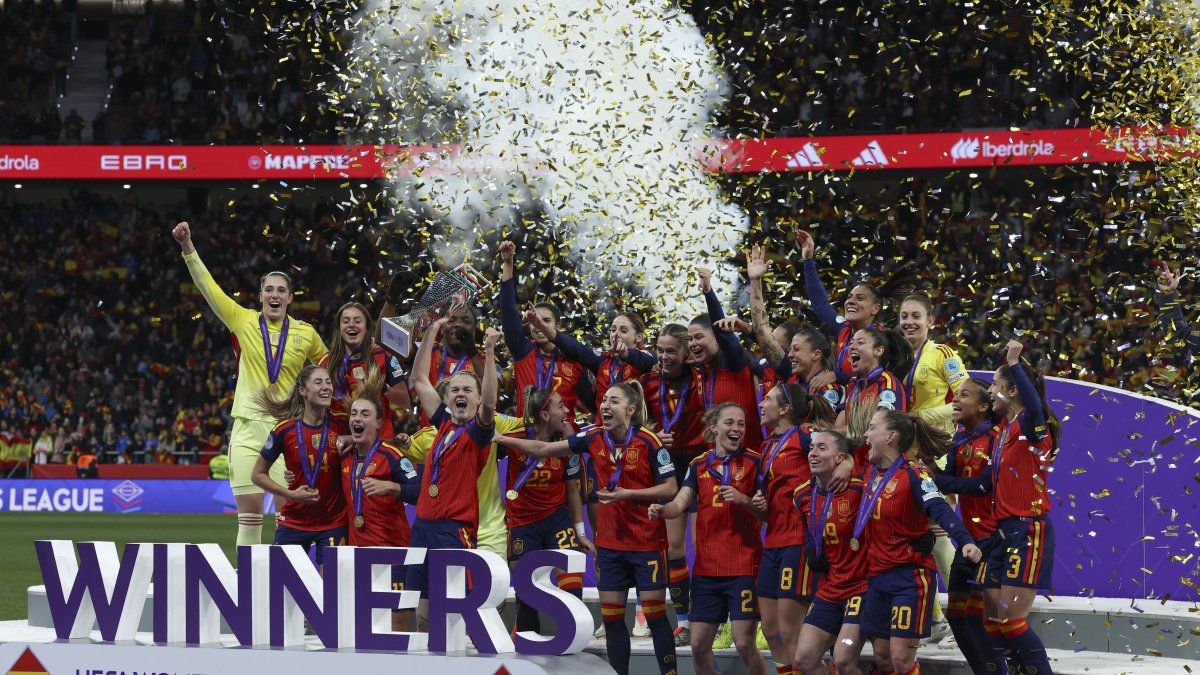 Las jugadoras españolas celebran su título levantando el trofeo de la Liga de Naciones Uefa.