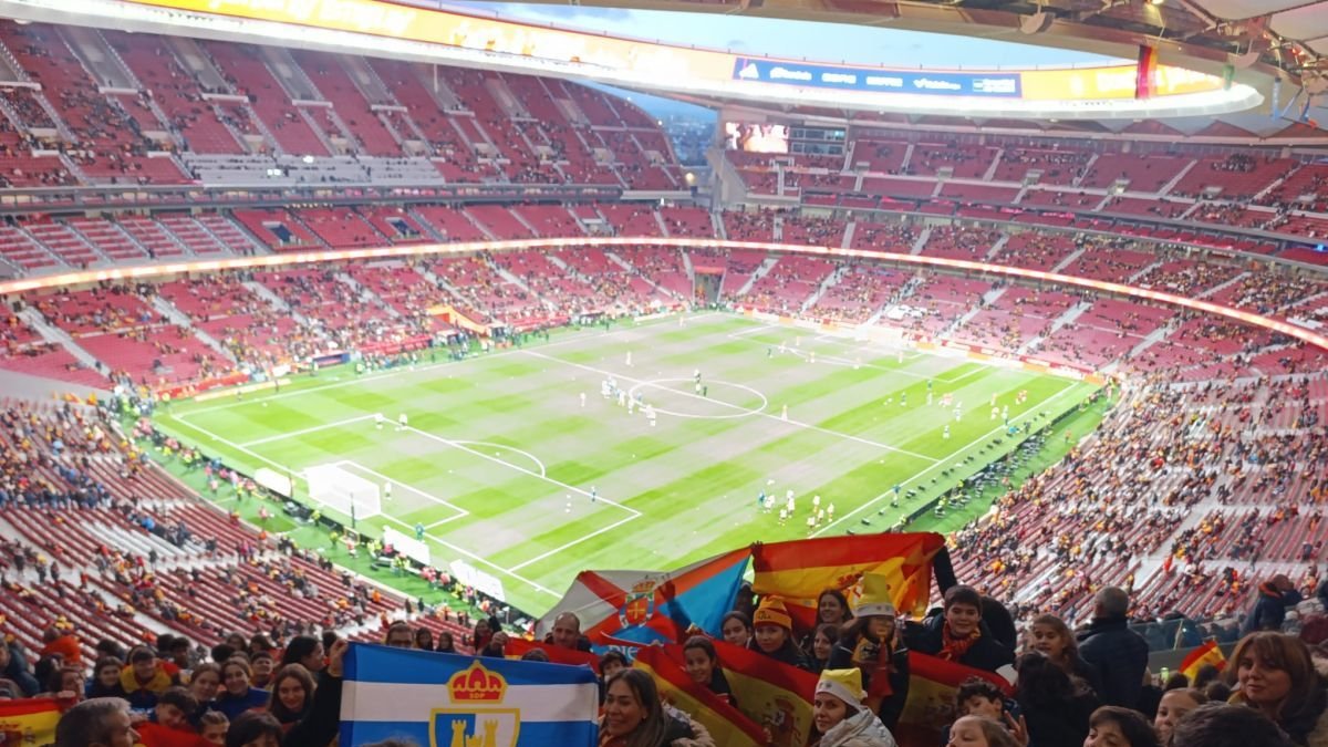Los diferentes equipos de la Deportiva Femenina movilizaron dos autobuses y casi 200 personas desplazadas a la final de Madrid entre España y Alemania.