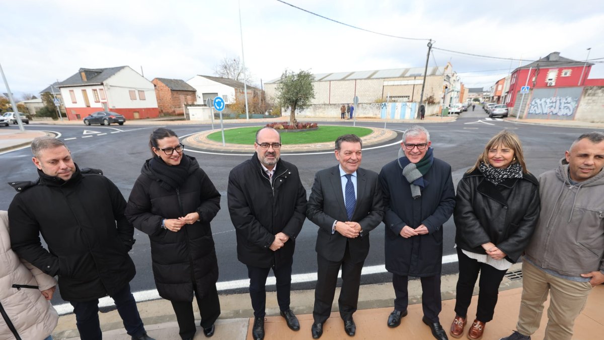 El alcalde de Ponferrada, Marco Morala, con el consejero de Presidencia, Luis Miguel Gozalez, y otras autoridades en el estreno de la glorieta de acceso a Toral de Merayo desde la avenida de Portugal.