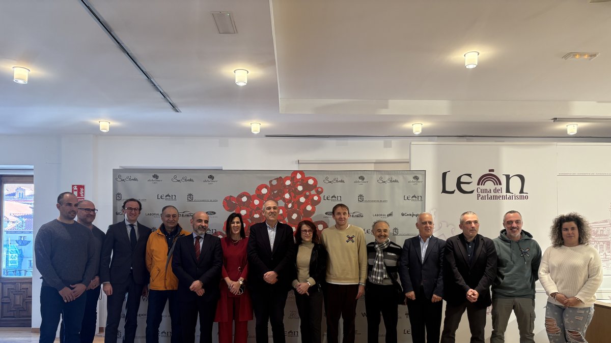 Foto de familia de la presentación de la 28ª San Silvestre de León.