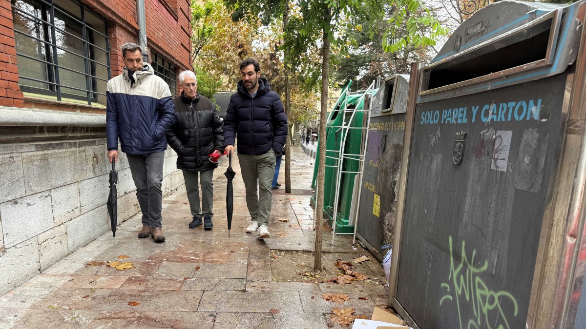Visita de representantes del Partido Popular al barrio de Santa Marina en León.