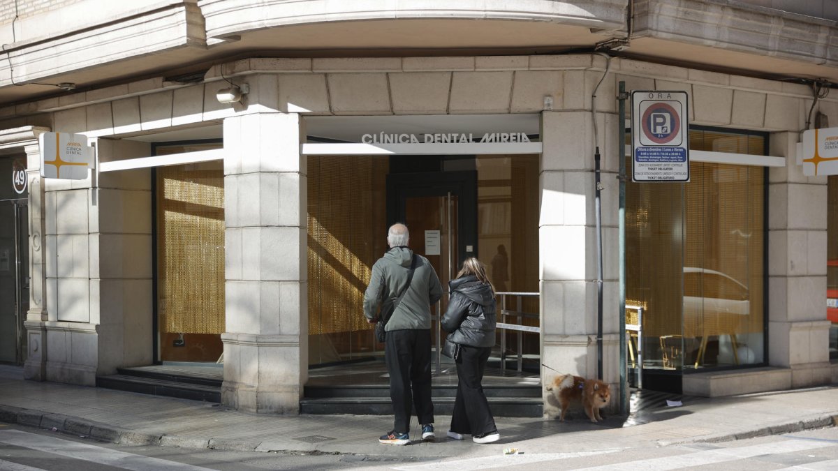 Fachada de la clínica dental donde sedaron a las niñas. EFE