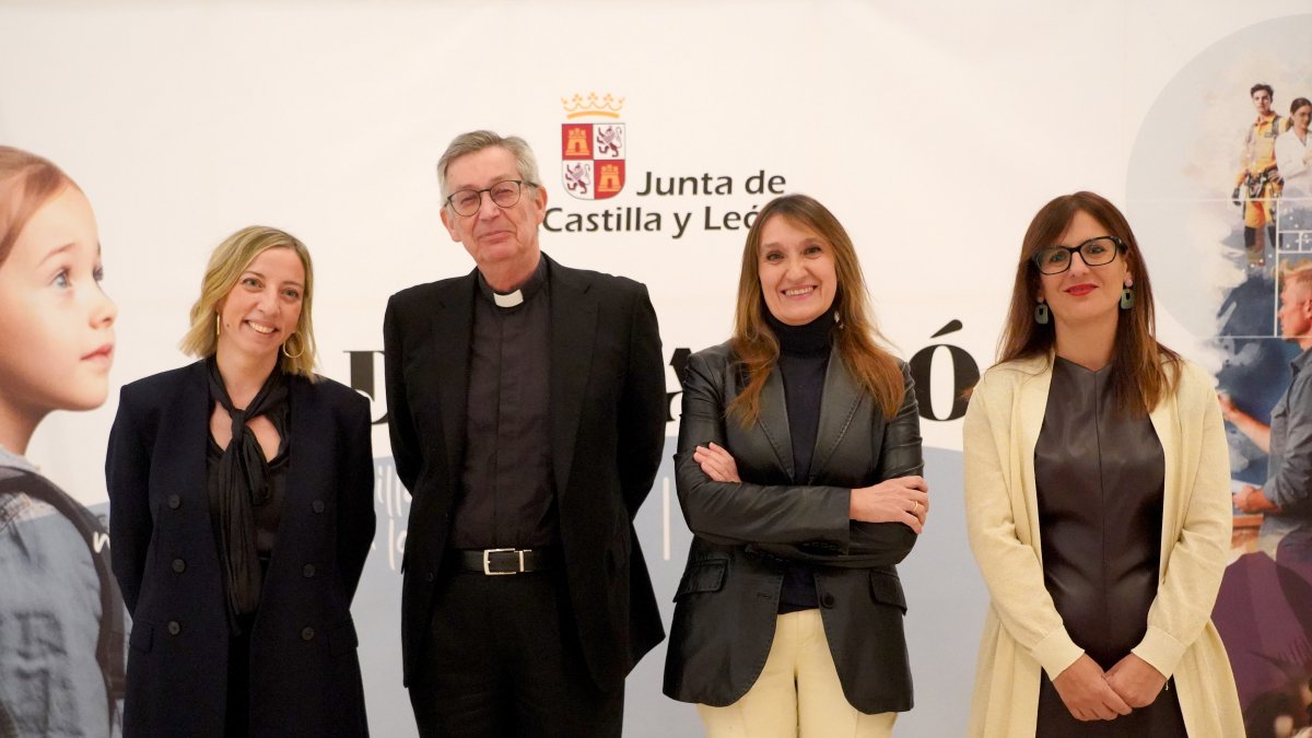 La consejera de Educación, Rocío Lucas, inaugura una jornada.