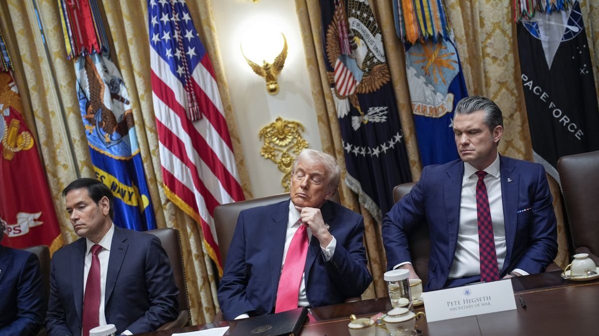 Trump se duerme durante una reunión en la Casa Blanca.