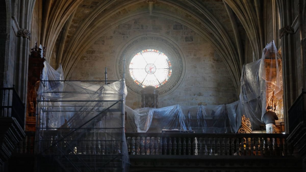 La sillería del coro de San Marcos, tapada actualmente por plásticos, es una de las intervenciones en la iglesia.