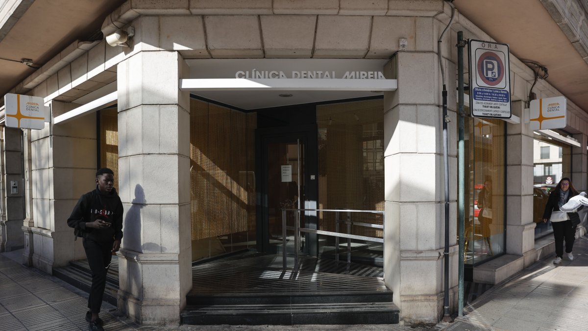 Fachada principal de la clínica dental de Alzira (València). Una niña de seis años ha fallecido tras haber sido atendida en una clínica dental privada de Alzira, mientras que otra menor, de 4 años, atendida en la misma clínica,fue ingresada en el hospital Clínico de València