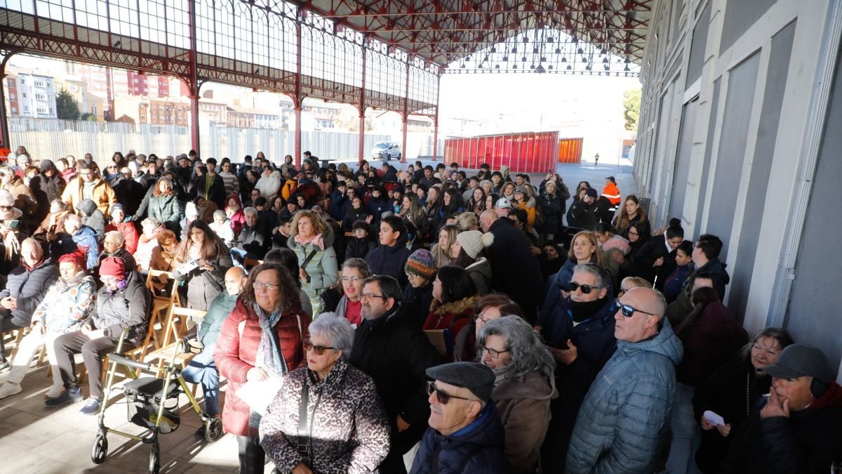 El Día de la Discapacidad se celebró bajo la marquesina de la vieja estación del ferrocarril.
