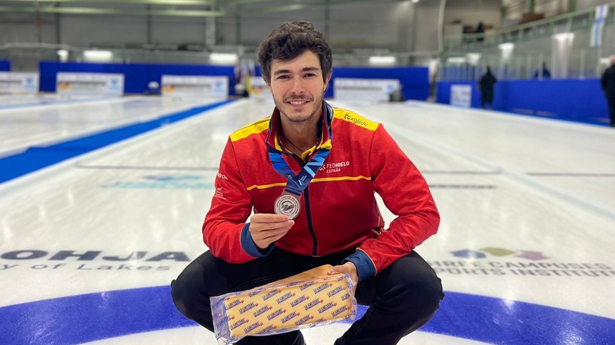 Eduardo de Paz Cureses muestra su medalla lograda en el Europeo B.
