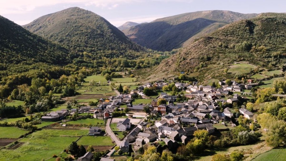Vista de Murias de Paredes, protagonista de un audiovisual.