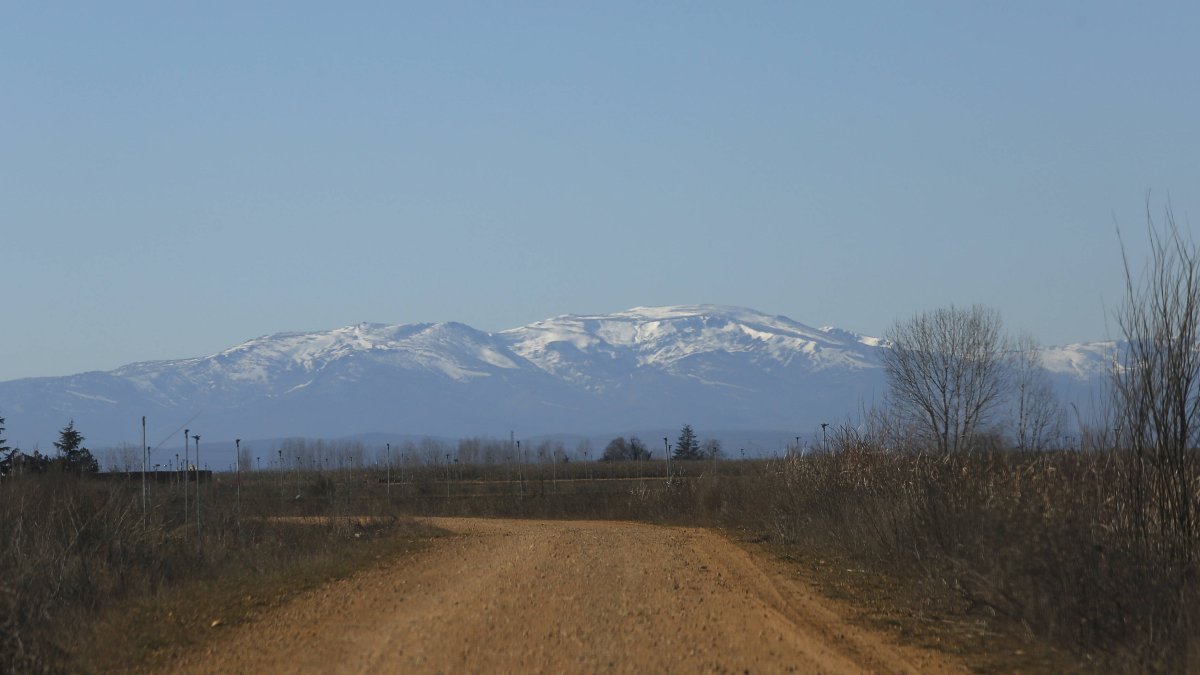 Vista del Teleno desde un camino del Páramo.