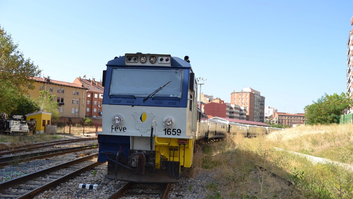 Paso del último tren por las vías en León capital en el año 2011.