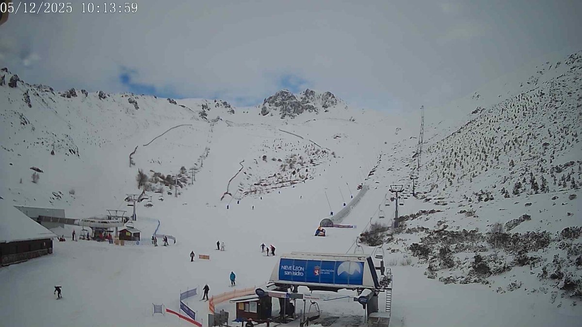 Esquiadores en el sector de Cebolledo, la mañana de este viernes.
