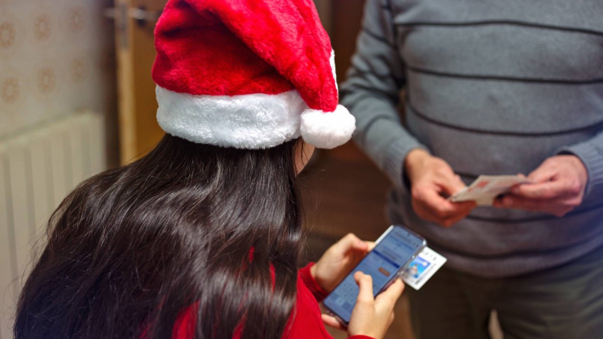 En Navidad, cada vez más personas reparten sus décimos por WhatsApp y pagan su parte con Bizum, una tendencia tan cómoda como arriesgada si no se hace bien