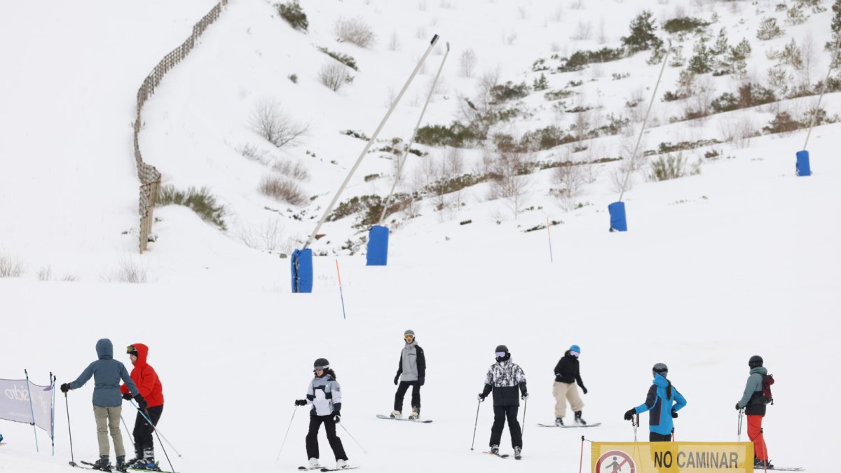 Primer día de esquí en la estación de San Isidro en León.