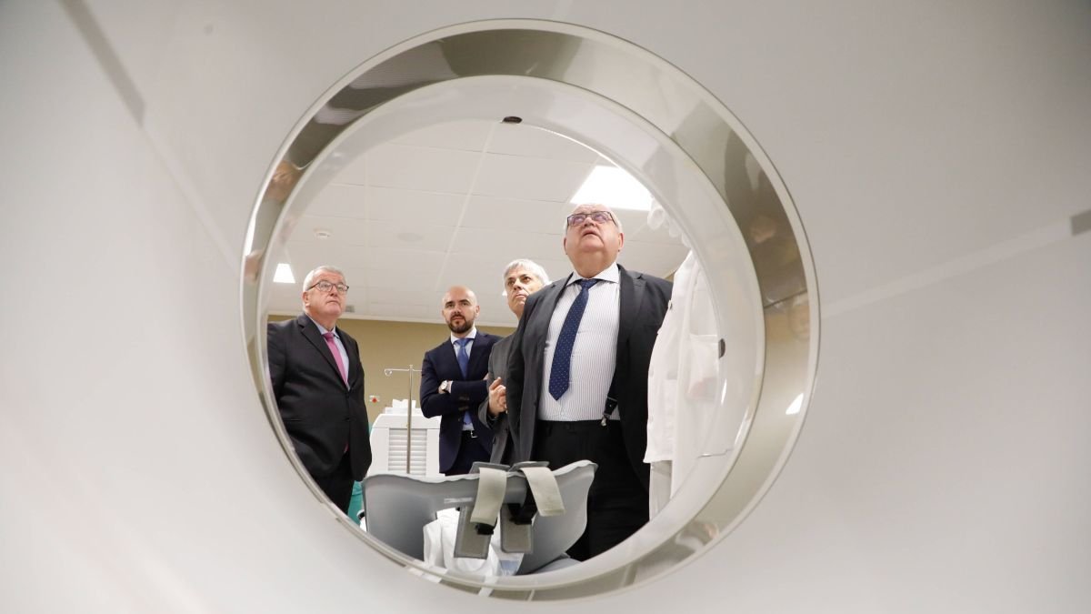El consejero de Sanidad, Alejandro Vázquez, observa el nuevo PET-TAC junto al gerente del Hospital y el delegado de la Junta.