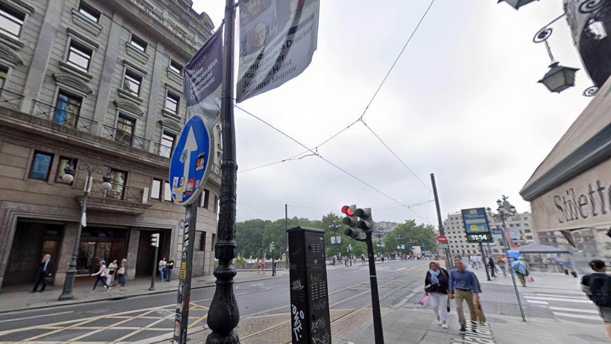 La catenaria sobre el tranvía de Bilbao