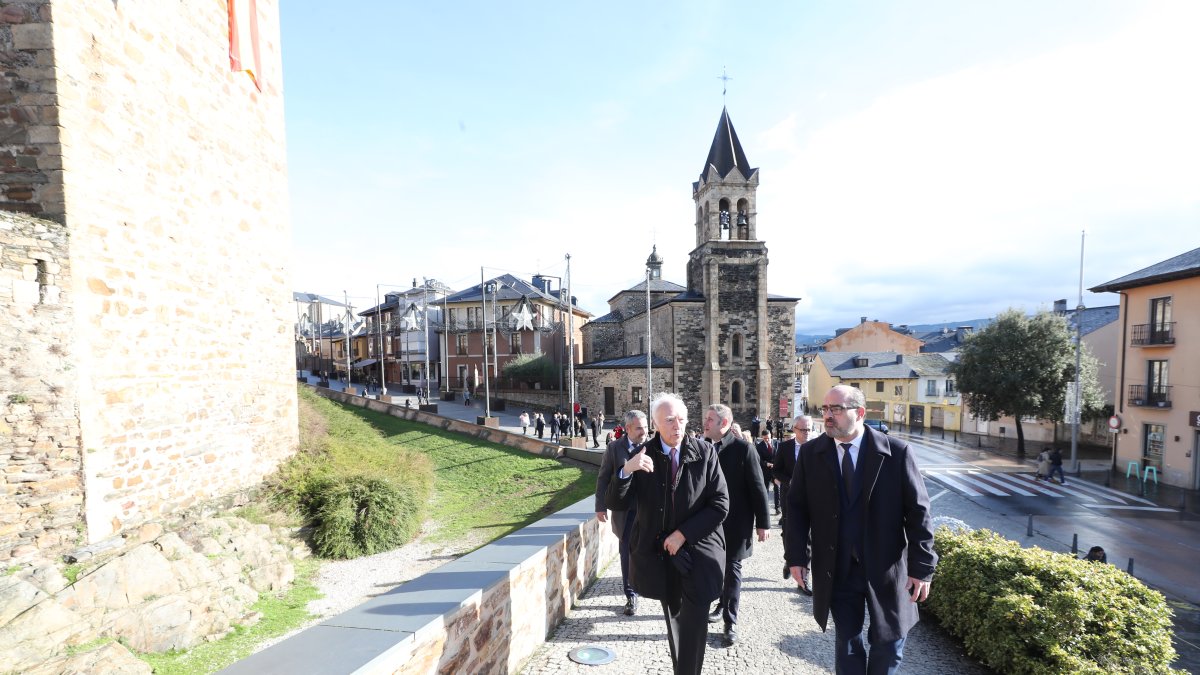 Manuel Ángel Fernández Arias y Marco Morala a su llegada al Castillo delante de otros miembros de la Corporación.