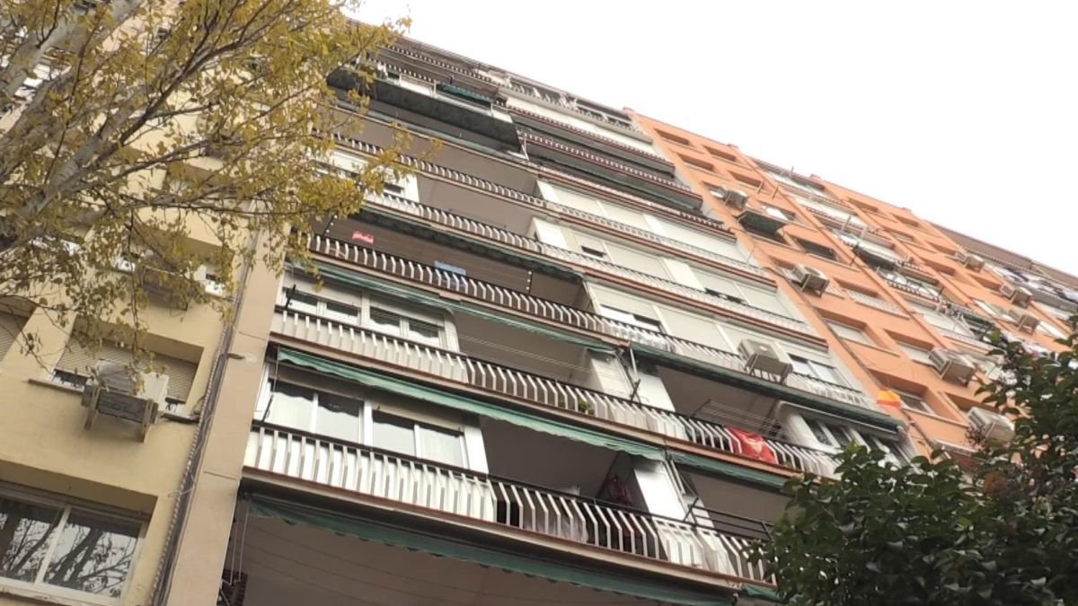 Imagen del edificio desde el que se lanzó la mujer con sus hijos.