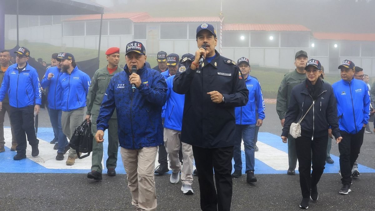 Fotografía del presidente de Venezuela, Nicolás Maduro, junto al ministro de Interior y Justicia, Diosdado Cabello.