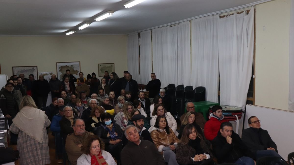 Asistentes a la reunión en las escuelas de Vidanes.