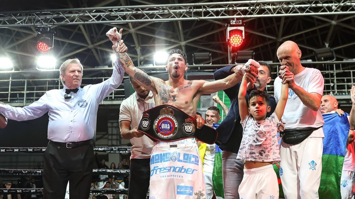 Antonio Barrul se mostró exultante tras proclamarse campeón del WBA Iberoamericano en el Palacio de Deportes.