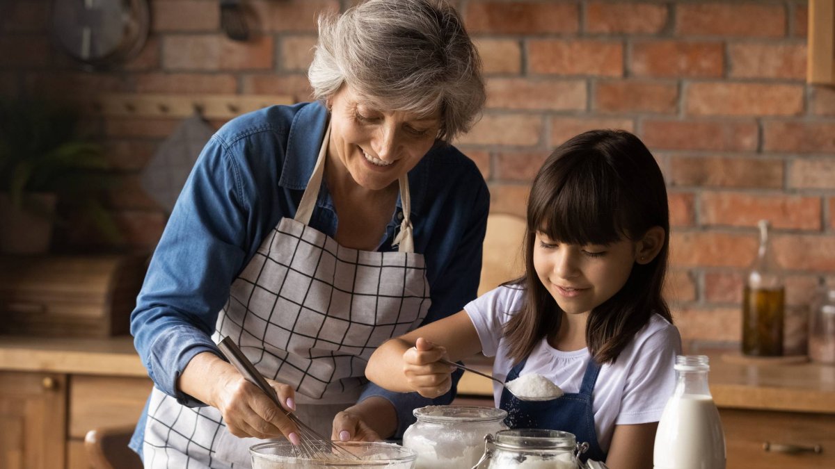 El taller “Cocina con tu abuelo”, una actividad gratuita dentro de la Feria de los Productos de León, permite a nietos y abuelos compartir recetas, tradición y cariño en un espacio lleno de sabor y memoria.
