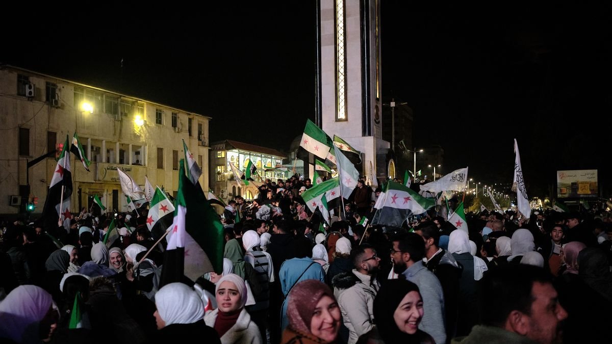 Cientos de personas se congregaron este sábado en varias zonas de Siria.