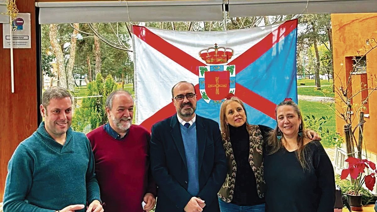 Marco Morala (c) e Iván Alonso (izq) no se perdieron la degustación de un cocido madrileño en Ponferrada. 