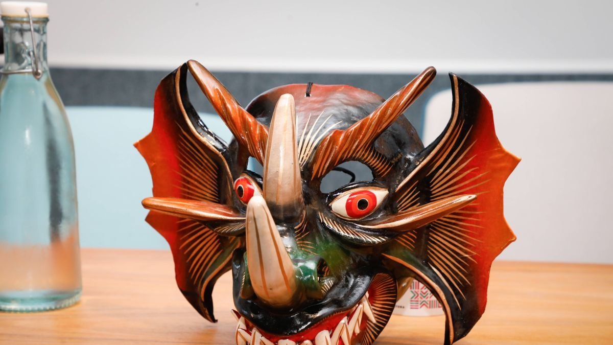 Máscara que se pudo ve en la presentación del Instituto de Estudios Patrimoniales Concha Casado.