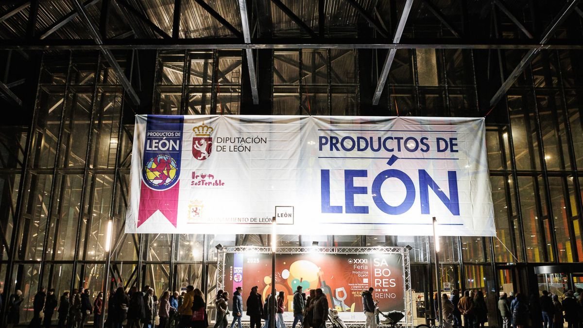 La cola para entrar ayer daba la vuelta al Palacio de Exposiciones.