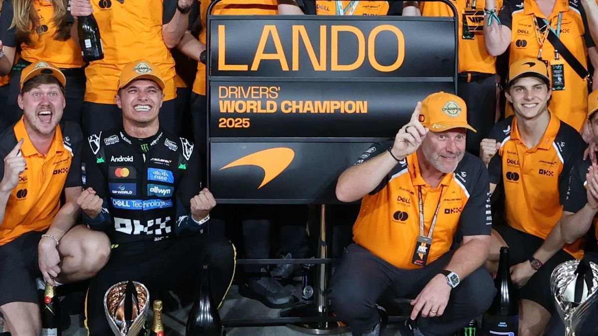 Lando Norris, a la izquierda, celebra con su equipo el título de campeón del mundo de F-1.