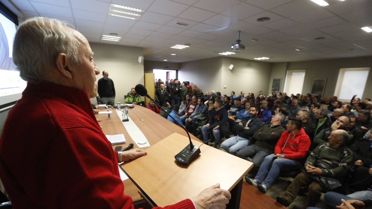 Una reunión de ergantes del Páramo Bajo que se celebró a principios de año en Zotes del Páramo para abordar las protestas contra la CHD.