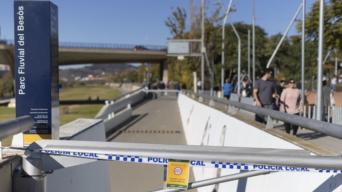 Cordón policial con la prohibición de paso al Parque Fluvial del Besós.