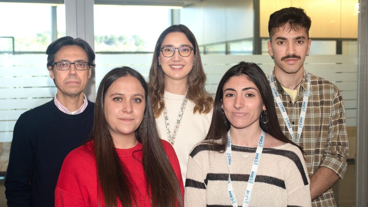 Felipe Pimentel junto a su grupo de investigación del Centro de Biología Molecular en Madrid.