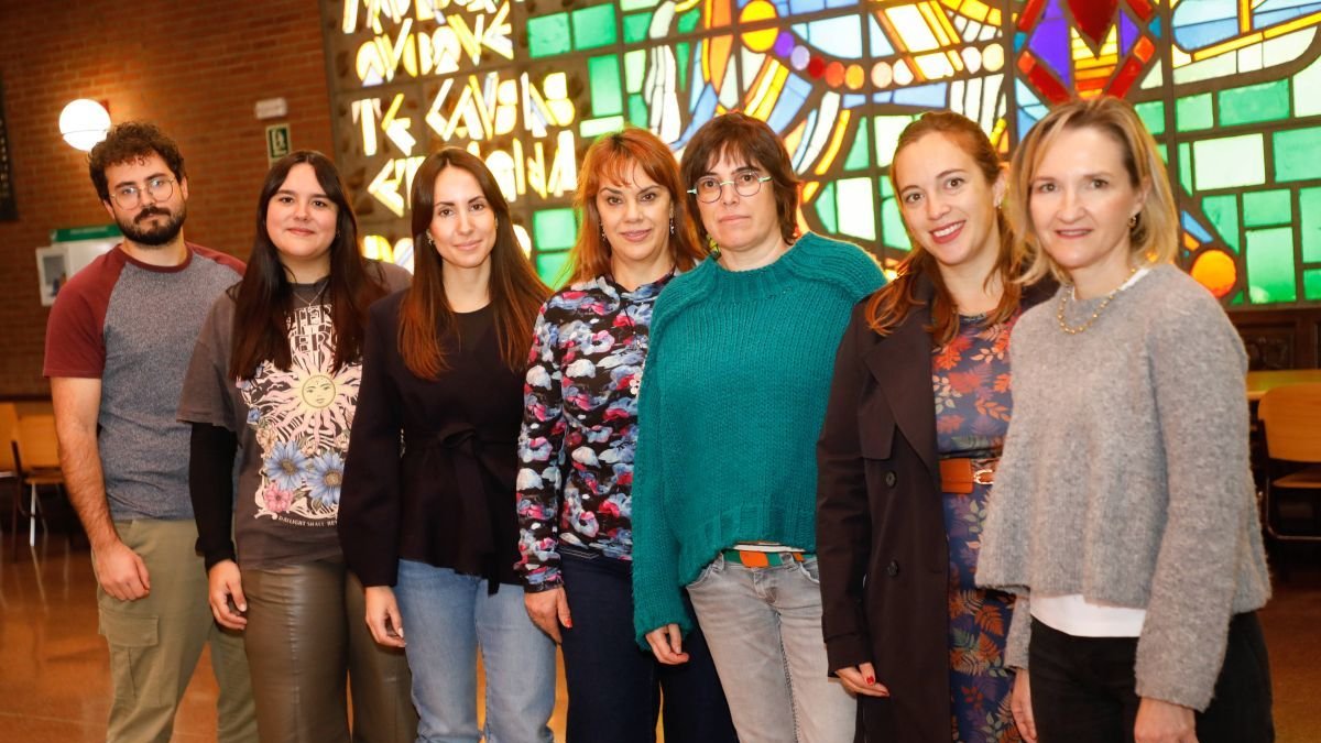 Vega Villar (izquierda) con parte de los investigadores del grupo Biolfar de aplicaciones biológicas de fármacos, en la facultad de Veterinaria de la ULE.