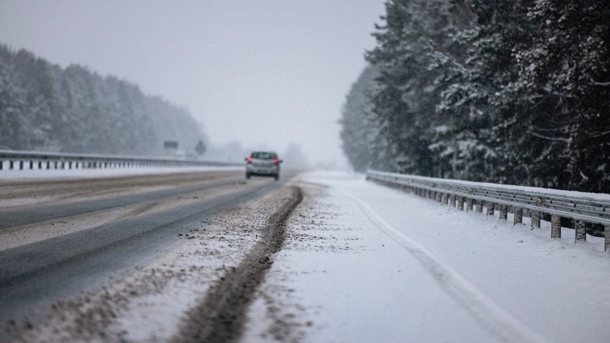Con nieve en el asfalto, la DGT recomienda adaptar la conducción con suavidad, anticipación y marchas adecuadas para evitar derrapes.