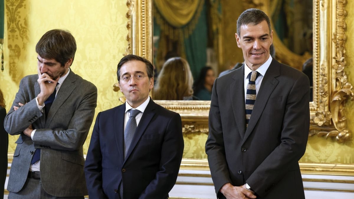 Pedro Sánchez, José Manuel Albares y Ernest Urtasun.