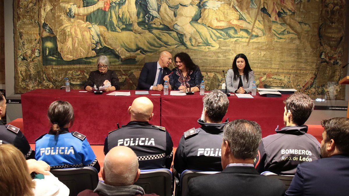 El alcalde de León, José Antonio Diez, preside el acto de entrega de la Distinción Voluntaria del Año.