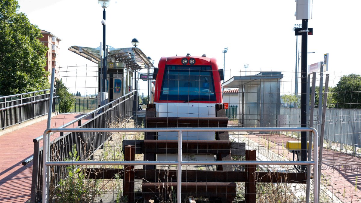 Un tren en el apeadero de Feve