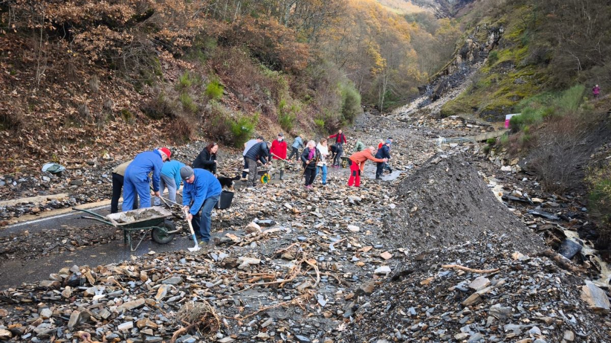 Vecinos limpiando la carretera de Peñalba