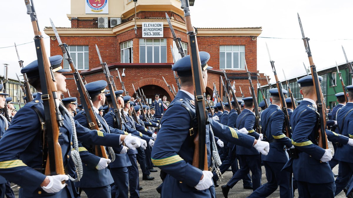 Jura de bandera de la Academia Básica del Aire por la Virgen del Loreto.