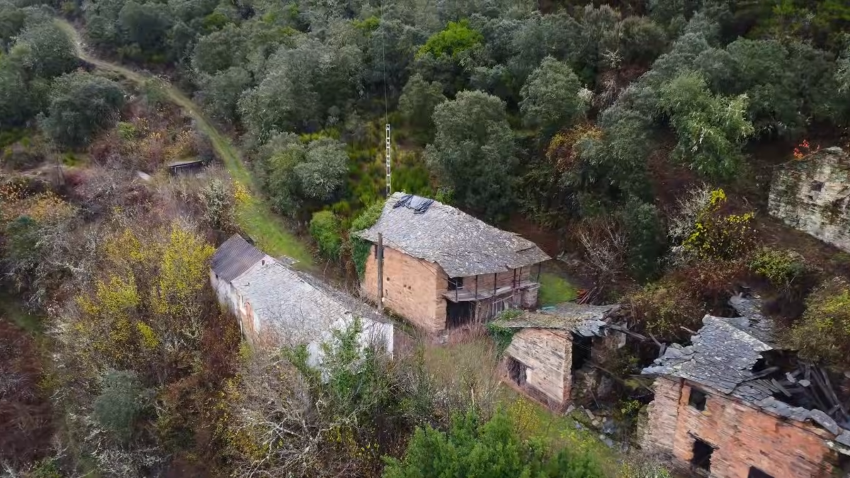 El pueblo donde Marc y Laia han iniciado su proyecto vital está rodeado de ruinas y naturaleza salvaje: una aldea olvidada en el corazón de El Bierzo.