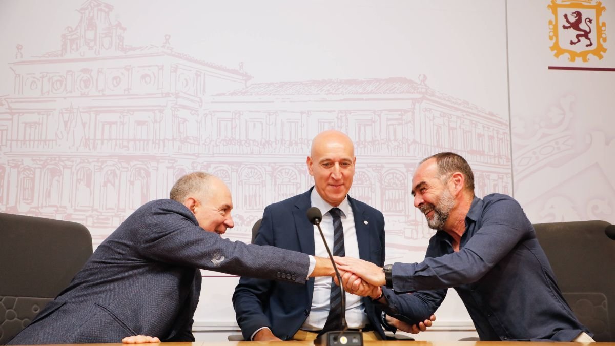 Sendino, Diez y el ingeniero leonés Alberto Pérez, autor de la nueva pasarela.