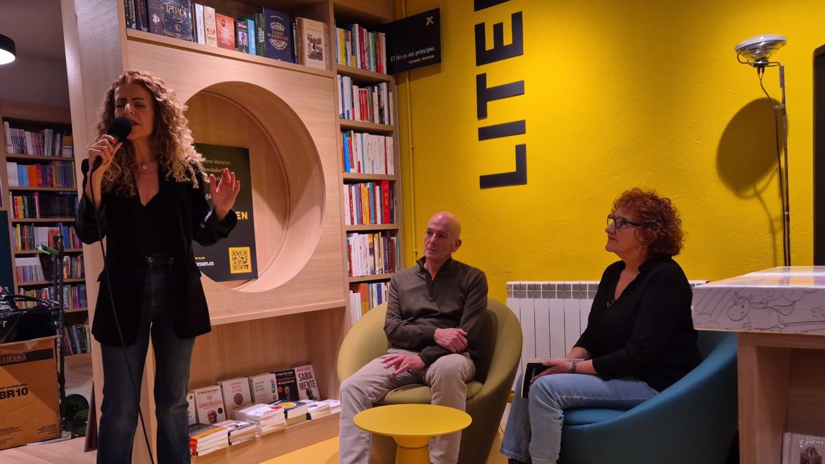 Presentación de No name, el libro de Tomás Pozo, presentado por la escritora Paz Brasas y en la que actuó Anna Louis.