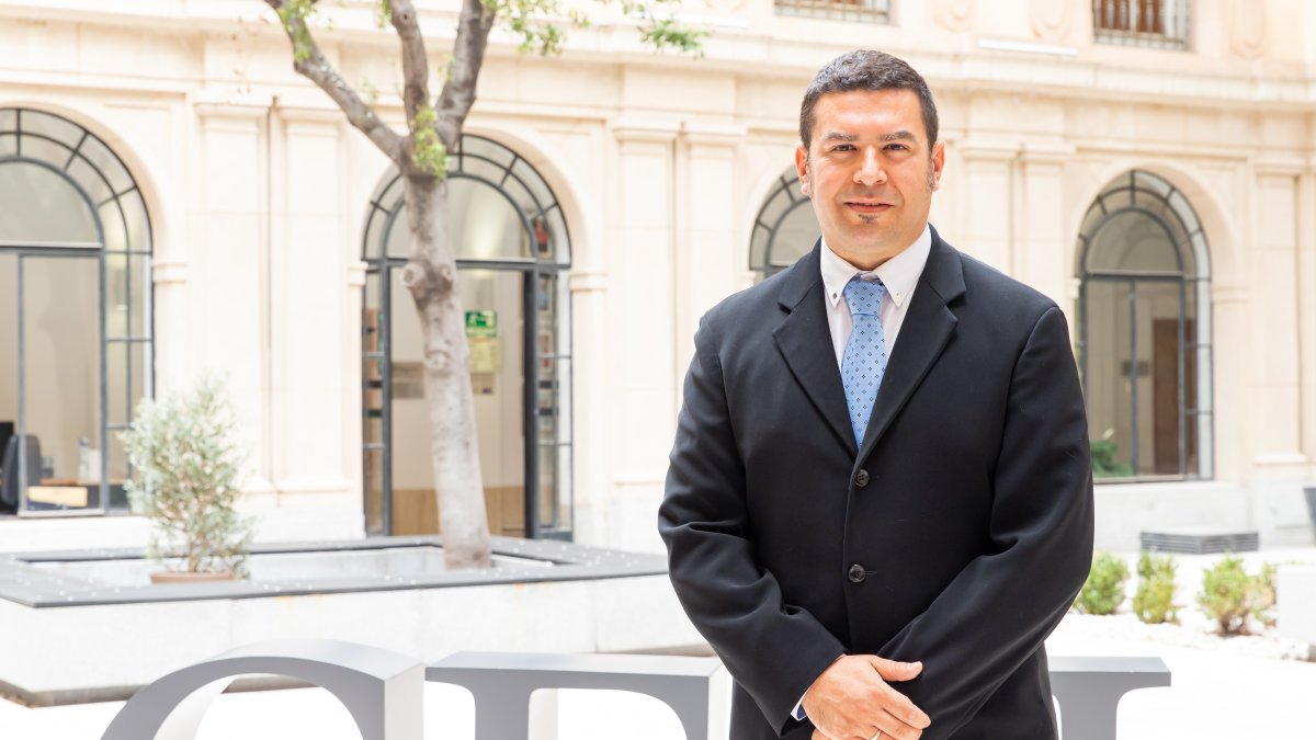 El leonés Estanislao Nistal Villán posa en la Universidad San Pablo-CEU.