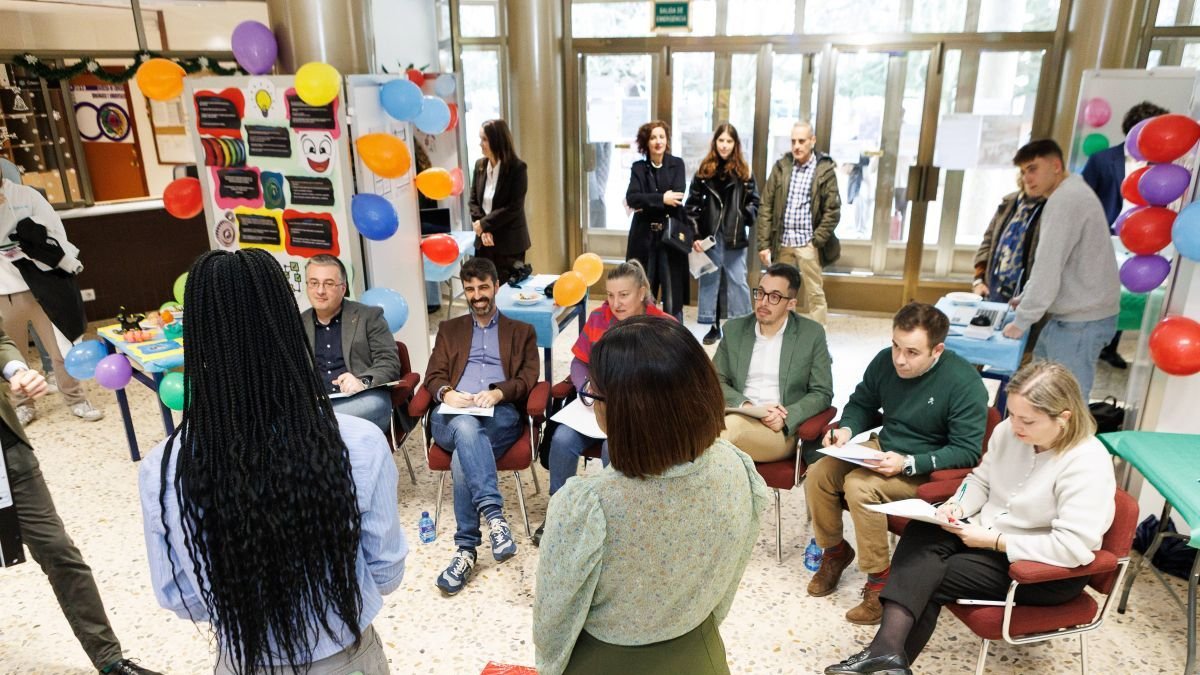 Dos alumnas presentan su proyecto al jurado.