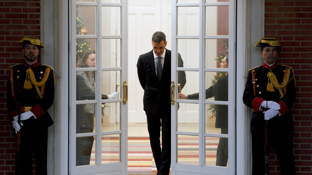 El presidente del Gobierno, Pedro Sánchez, sale a recibir al presidente de Palestina, Mahmoud Abbas, el miércoles en el Palacio de la Moncloa en Madrid