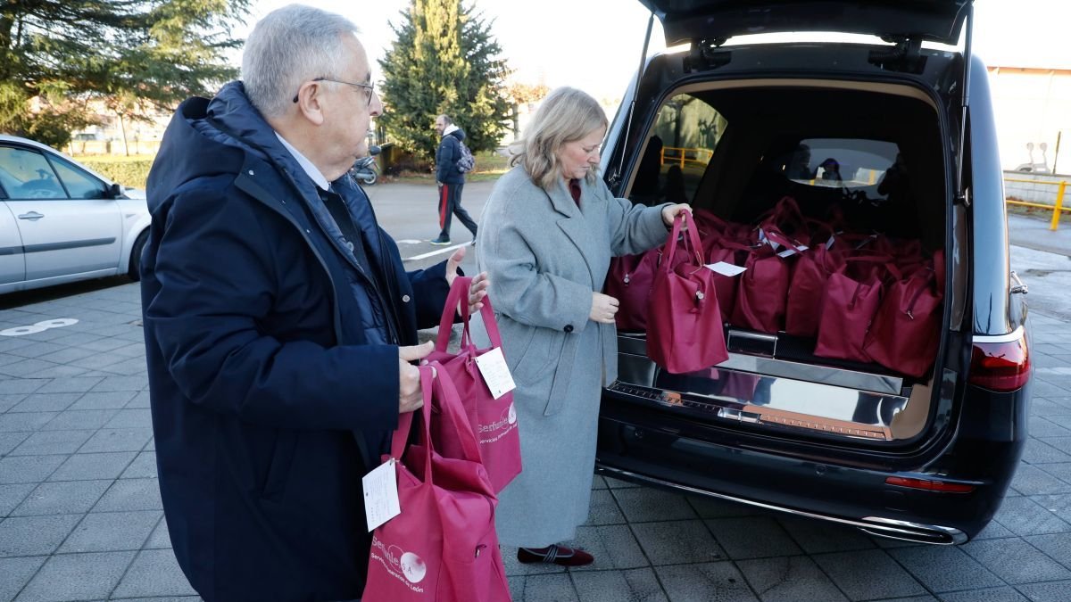 Las cenizas de los jesuitas son trasladadas en el coche fúnebre.